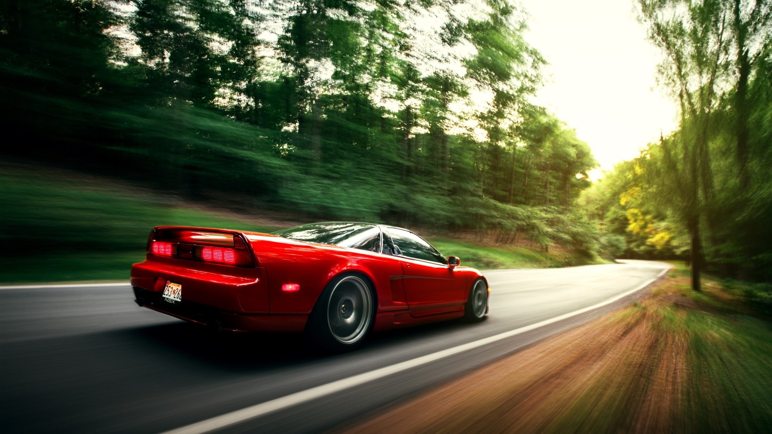 九游9游-欧冠现场：球迷自制创意应援旗帜盘点，球赛应援牌