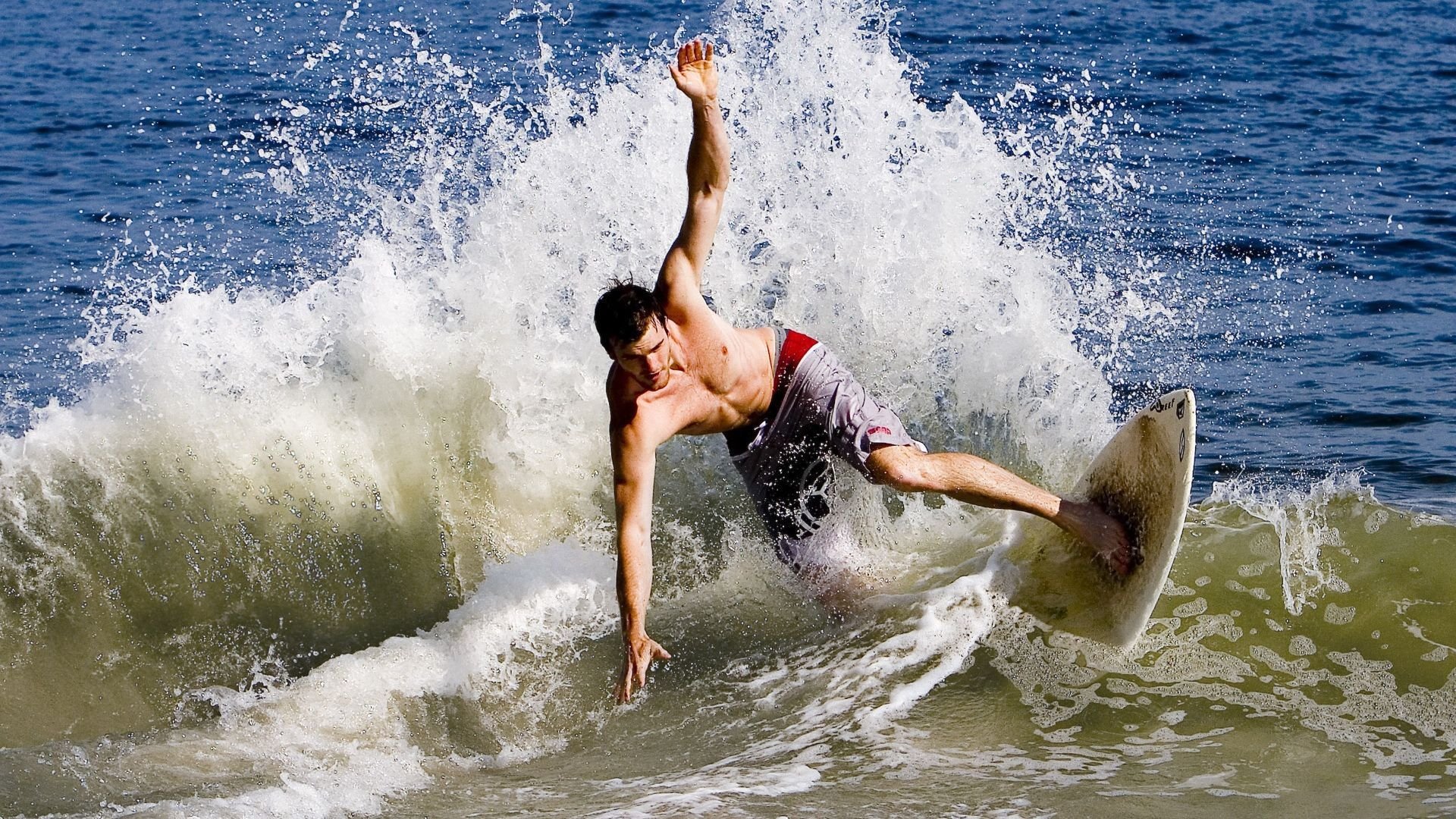 九游游戏中心-花式轮滑交流赛，青春在轮转中飞扬，花式轮滑表演